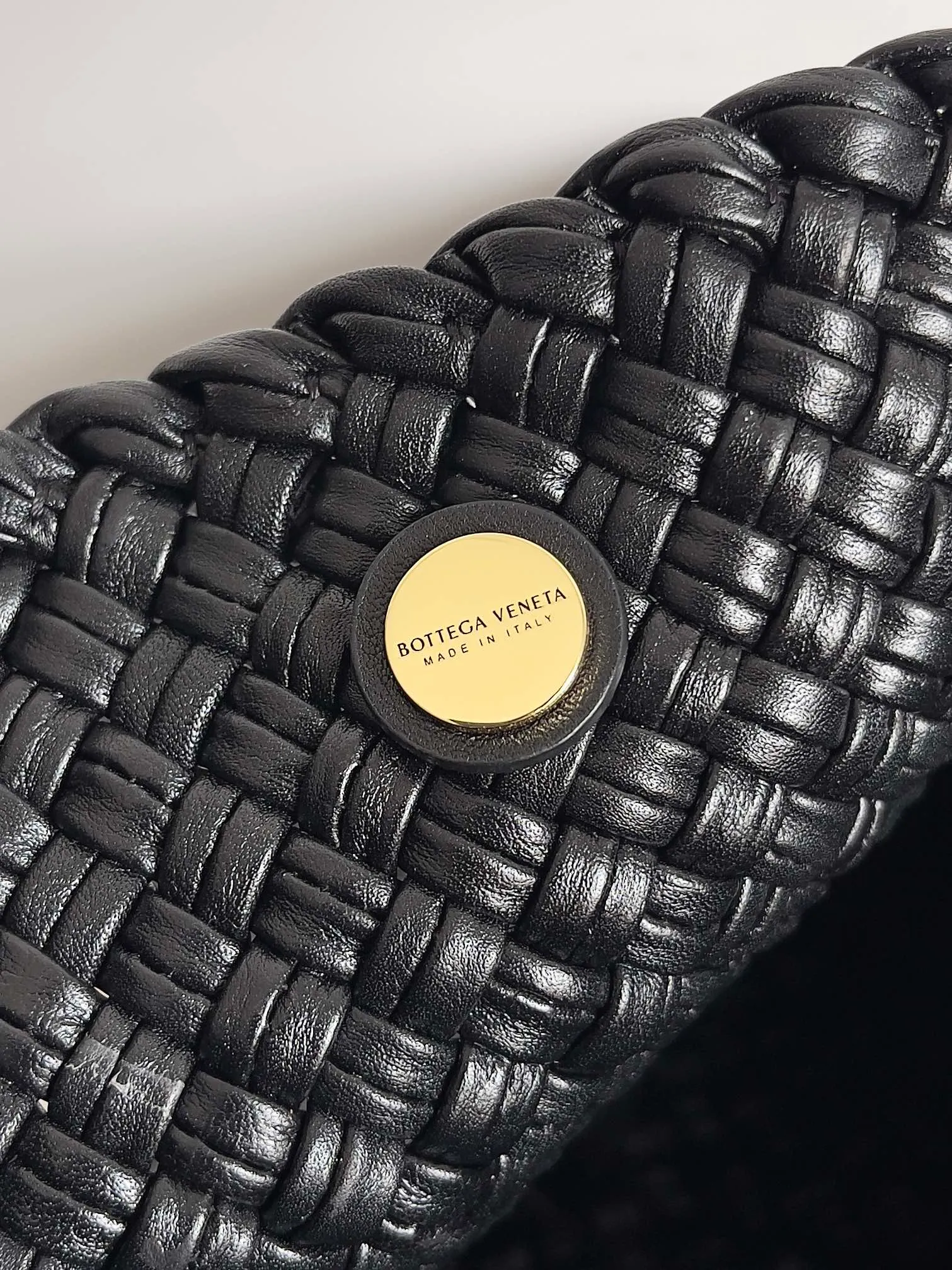 Batch 5960 BV collectible small woven handbags are really YYDS!! Bottega Veneta’s most classic small woven handbags are back! ! We use the highest quality leather with the highest craftsmanship❤️ to create the most expensive works. We have created the original Intrecciato leather weaving process❤️ This unique traditional exclusive leather weaving method has not only become our logo but also reflects the time-consuming and labor-intensive craftsmanship of our products❤️ The new TOSCA handbag must be a selection worth collecting🆕⚠️⚠️Babies, malachite can be sold separately and can be assembled by yourself Style number: 716974 Size: 27*9*18cm